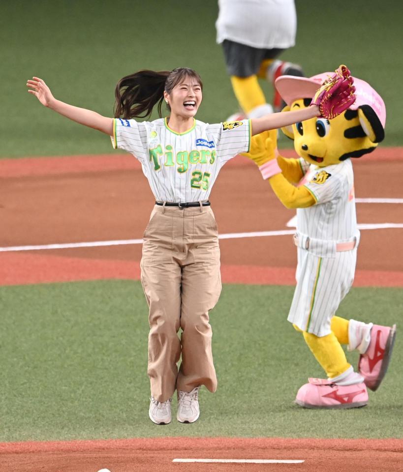 　始球式を終え、ノーバン投球に大喜びのＮＭＢ４８・渋谷凪咲（撮影・飯室逸平）