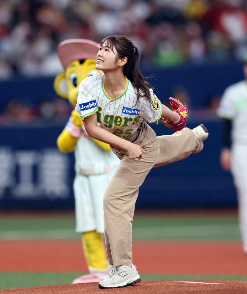 　始球式を務めたＮＭＢ４８渋谷凪咲（撮影・山口登）