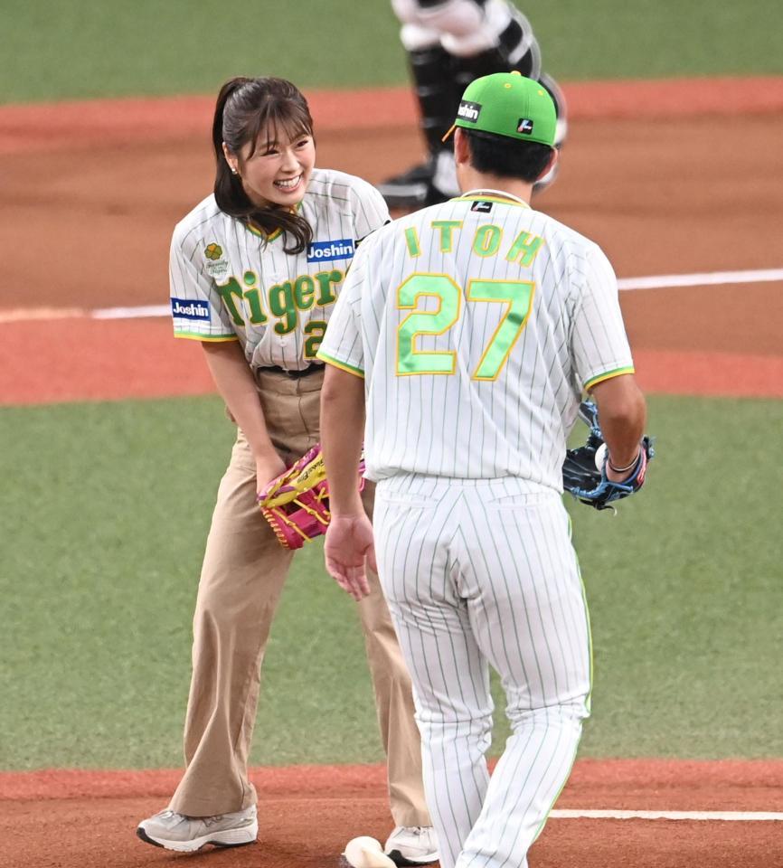 　阪神先発の伊藤将に笑顔で声をかけるＮＭＢ４８・渋谷凪咲（撮影・飯室逸平）