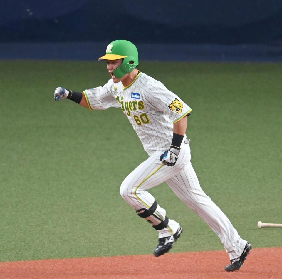 　３回、逆転タイムリーを放ち雄たけびを上げる小野寺（撮影・飯室逸平）