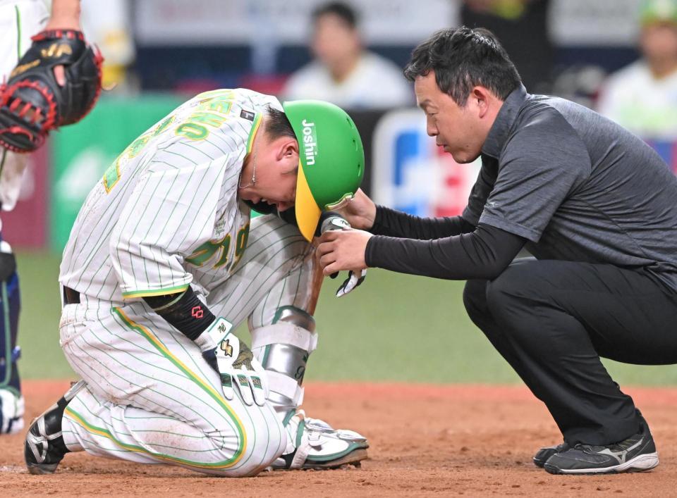 　５回、死球を受け苦しむ梅野（撮影・高部洋祐）