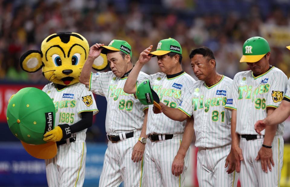 　ヤクルトに勝利しファンにあいさつする岡田監督ら阪神ナイン（撮影・山口登）