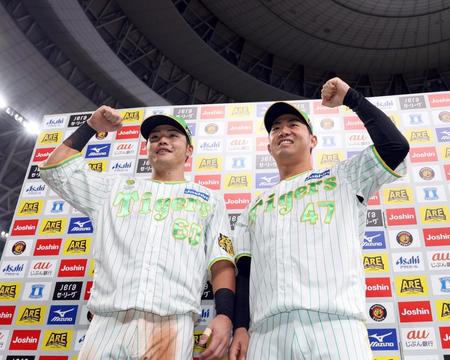 　お立ち台でポーズを決める小野寺（左）と桐敷（撮影・山口登）