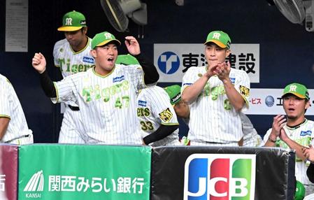 　９回、浜田が三振に倒れゲームセット。ベンチで喜ぶ桐敷
