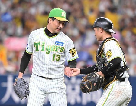 　最後を締め、坂本（右）と握手を交わす岩崎