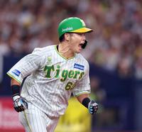 　３回、右前に逆転の２点適時打を放ち雄たけびを上げる小野寺