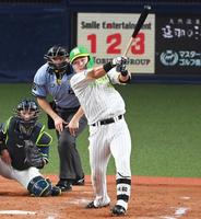 　３回、逆転タイムリーを放つ小野寺