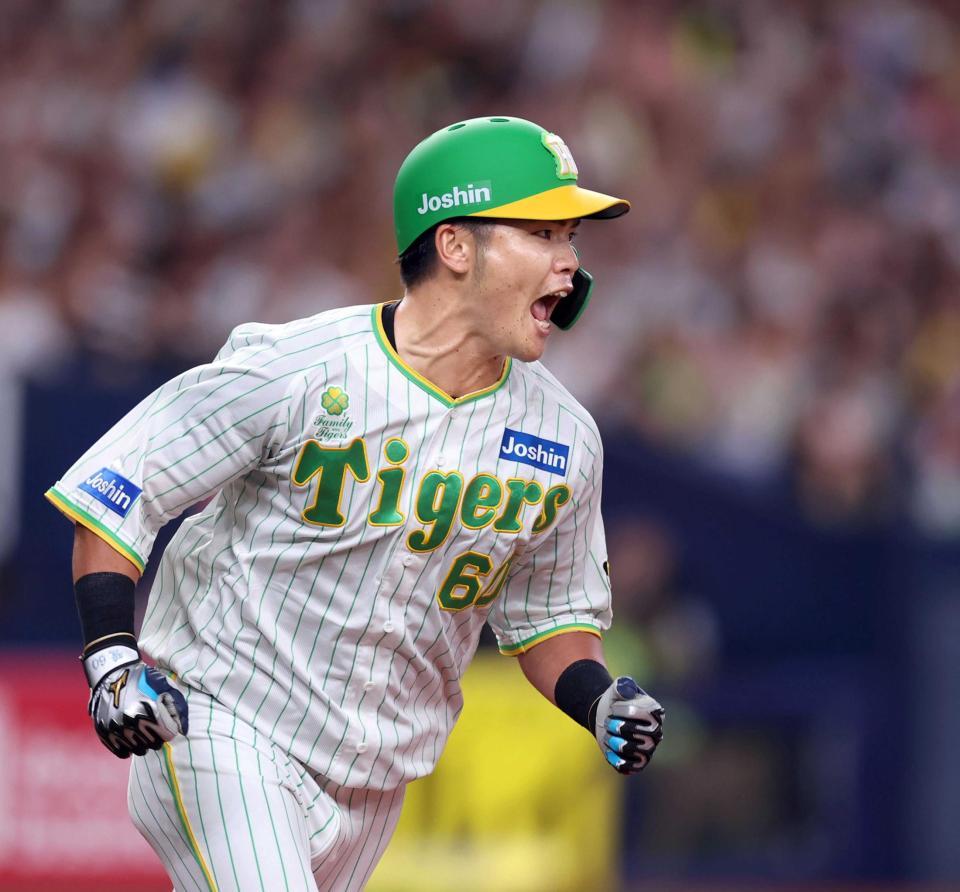 　３回、右前に逆転の２点適時打を放ち雄たけびを上げる小野寺