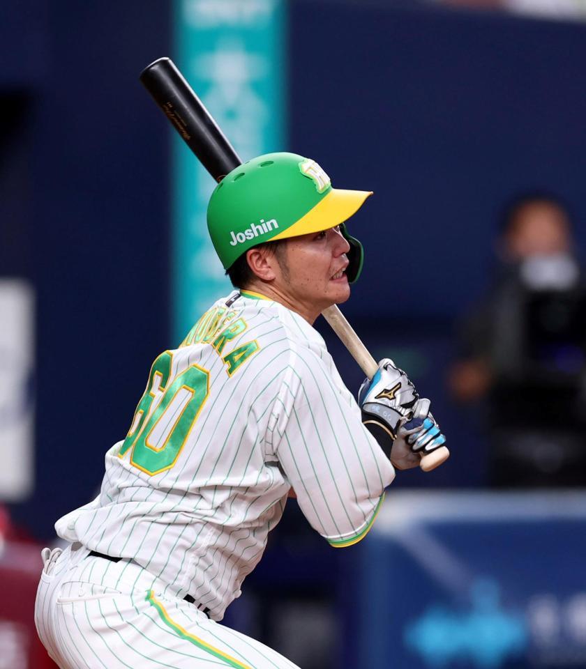 　３回、右前に逆転の２点適時打を放つ小野寺（撮影・山口登）