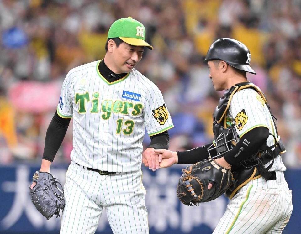 　最後を締め、坂本（右）と握手を交わす岩崎