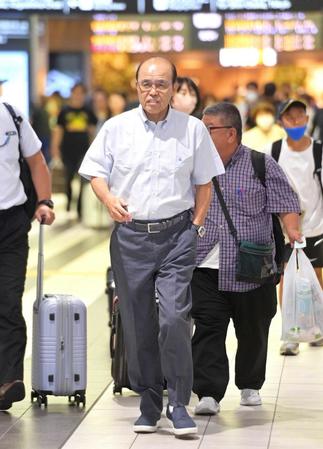 　広島駅に到着した岡田監督