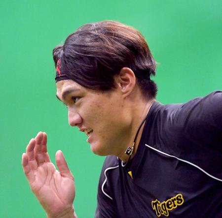 　走り込んで汗を流す西純