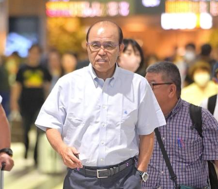 　広島駅に到着した岡田監督（撮影・立川洋一郎）