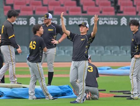 　練習前、マウンドに集まる西純（中央右）ら阪神投手陣（撮影・立川洋一郎）