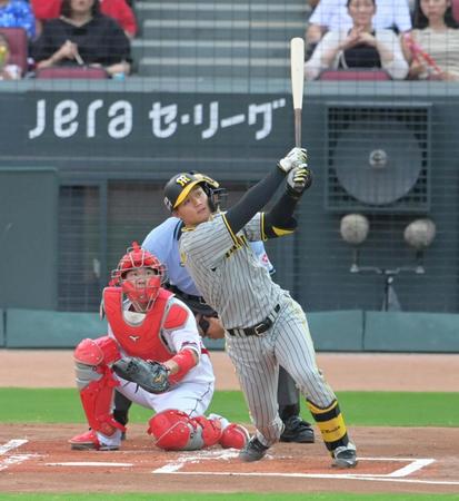 　１回、左翼スタンドへ先制２ランを放つ森下（撮影・立川洋一郎）