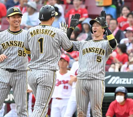 　１回、先制２ランを放った森下（１）を迎える近本（右）＝撮影・高部洋祐