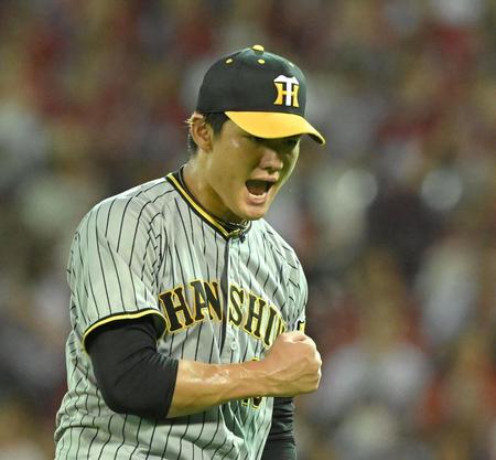 　４回、田中を三振に仕留め、ガッツポーズを決める西純（撮影・高部洋祐）