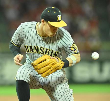 　４回、デビッドソンの打球をファンブルする佐藤輝（撮影・高部洋祐）