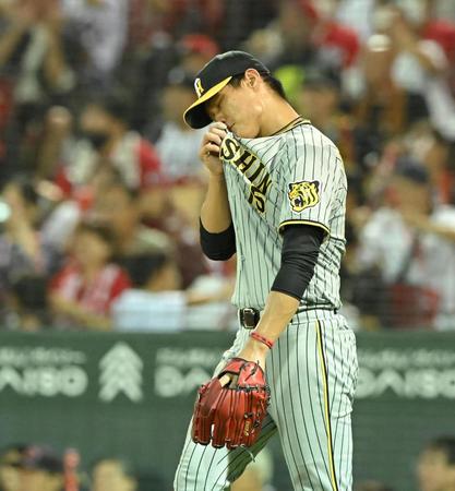 　５回、会沢に適時打を許し、汗をぬぐう西純（撮影・高部洋祐）