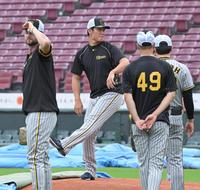 　試合前、マウンドの感触を確かめる西純（中央）＝撮影・高部洋祐