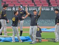 　練習前、マウンドに集まる西純（中央右）ら阪神投手陣（撮影・立川洋一郎）