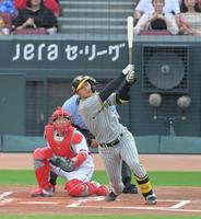 　１回、左翼スタンドへ先制２ランを放つ森下（撮影・立川洋一郎）