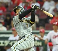 　３回、勝ち越しの２点適時二塁打を放つ森下（撮影・高部洋祐）