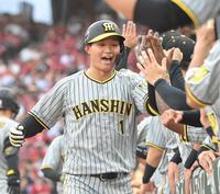 　１回、先制２ランを放ちナインとタッチを交わす森下（撮影・高部洋祐）