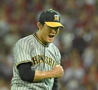 　４回、田中を三振に仕留め、ガッツポーズを決める西純（撮影・高部洋祐）