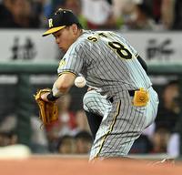 　４回、デビッドソンの打球をはじく佐藤輝（撮影・田中太一）