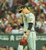 　５回、会沢に適時打を許し、汗をぬぐう西純（撮影・高部洋祐）