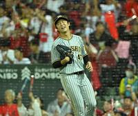 　６回、小園に勝ち越し打を許し、悔しがる島本（撮影・高部洋祐）