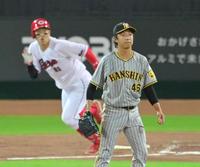 　６回、小園に適時打を打たれ勝ち越しを許す島本（撮影・立川洋一郎）