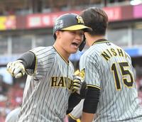 　１回、先制２ランを放ち「ガオガエンポーズ」を決める森下（撮影・高部洋祐）