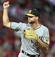 　８回を無失点に抑えるブルワー（撮影・田中太一）