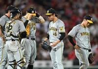 　６回、連続適時打で勝ち越しを許し、肩を落とす島本（右から２人目）＝撮影・田中太一