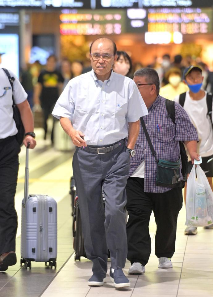 　広島駅に到着した岡田監督＝１４日