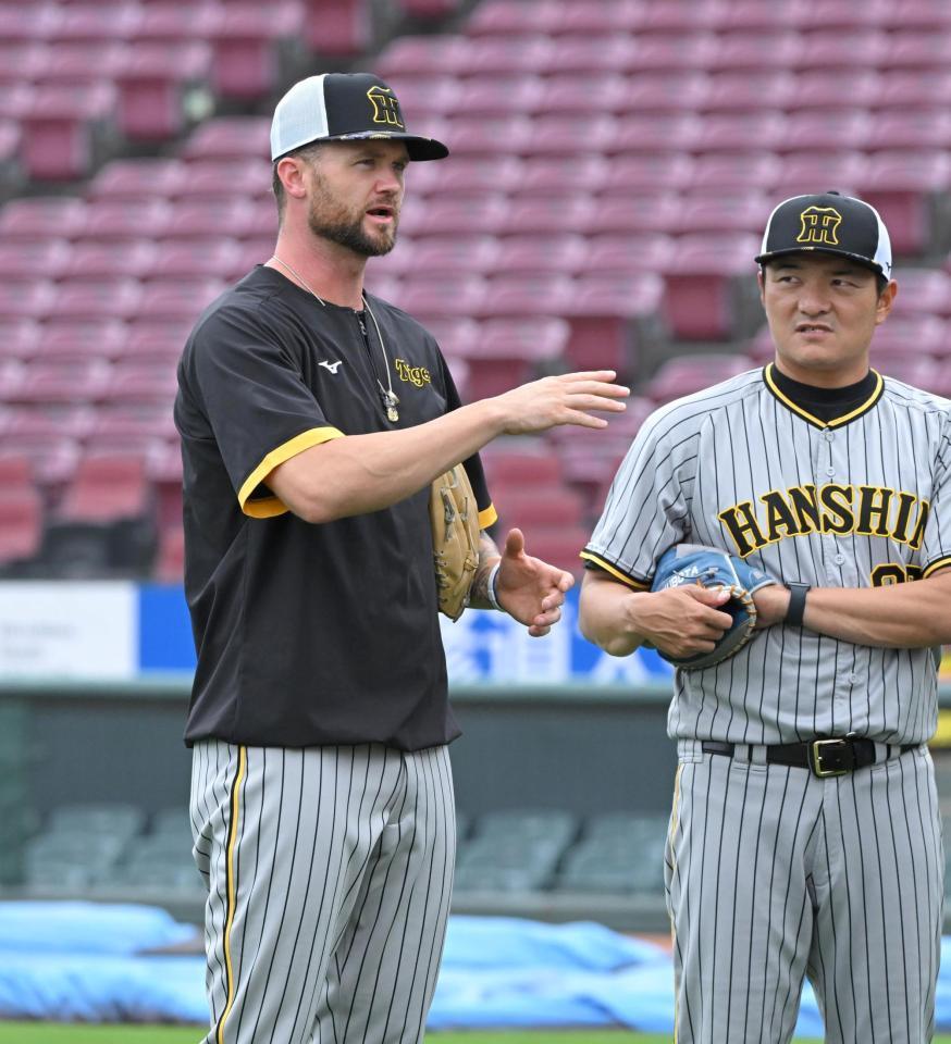 　試合前、久保田コーチ（右）と話し込むブルワー（撮影・高部洋祐）