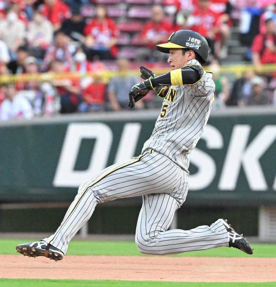 　１回、二盗を決める近本（撮影・高部洋祐）