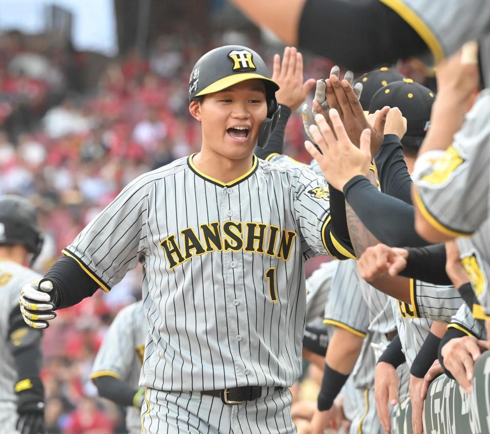 　１回、先制２ランを放ちナインとタッチを交わす森下（撮影・高部洋祐）