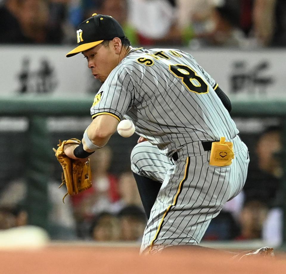 　４回、デビッドソンの打球をはじく佐藤輝（撮影・田中太一）