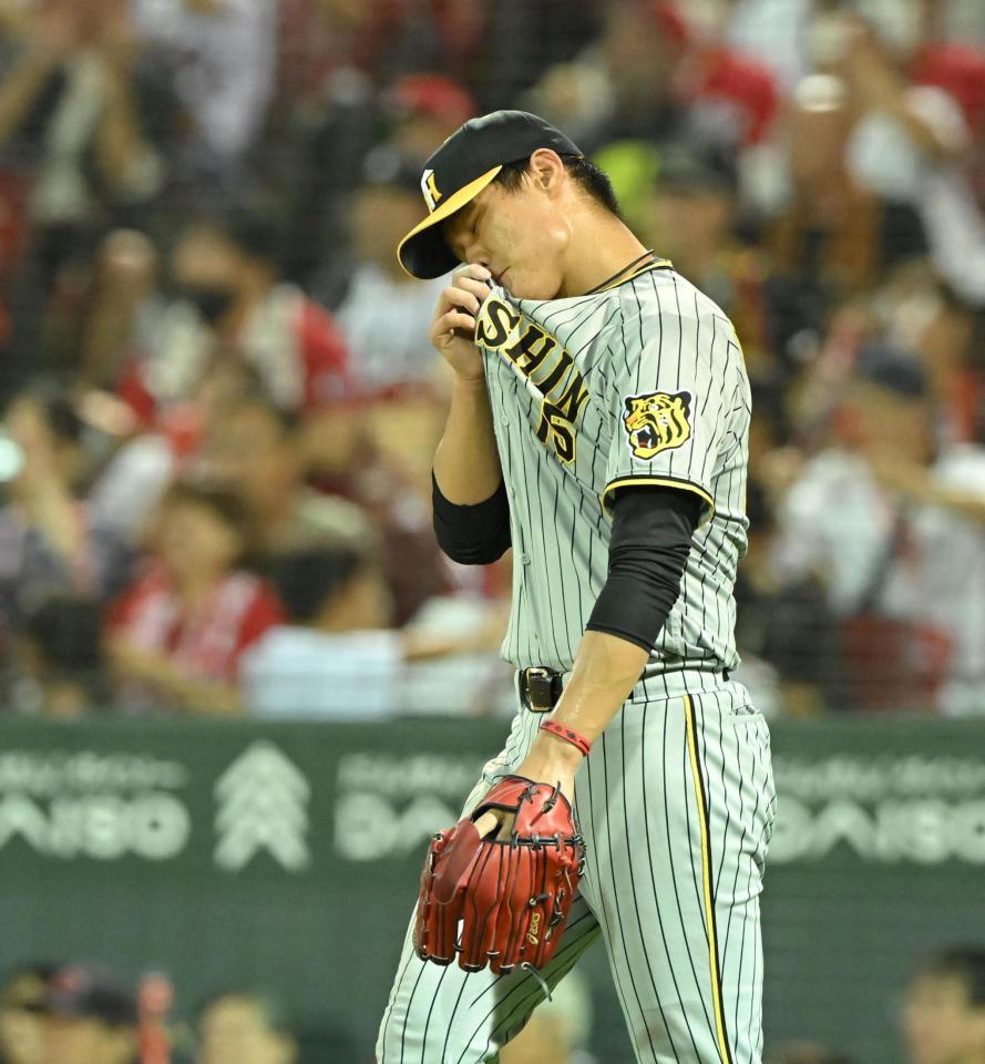 　５回、会沢に適時打を許し、汗をぬぐう西純（撮影・高部洋祐）