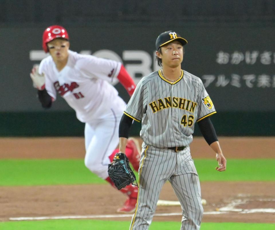 　６回、小園に適時打を打たれ勝ち越しを許す島本（撮影・立川洋一郎）