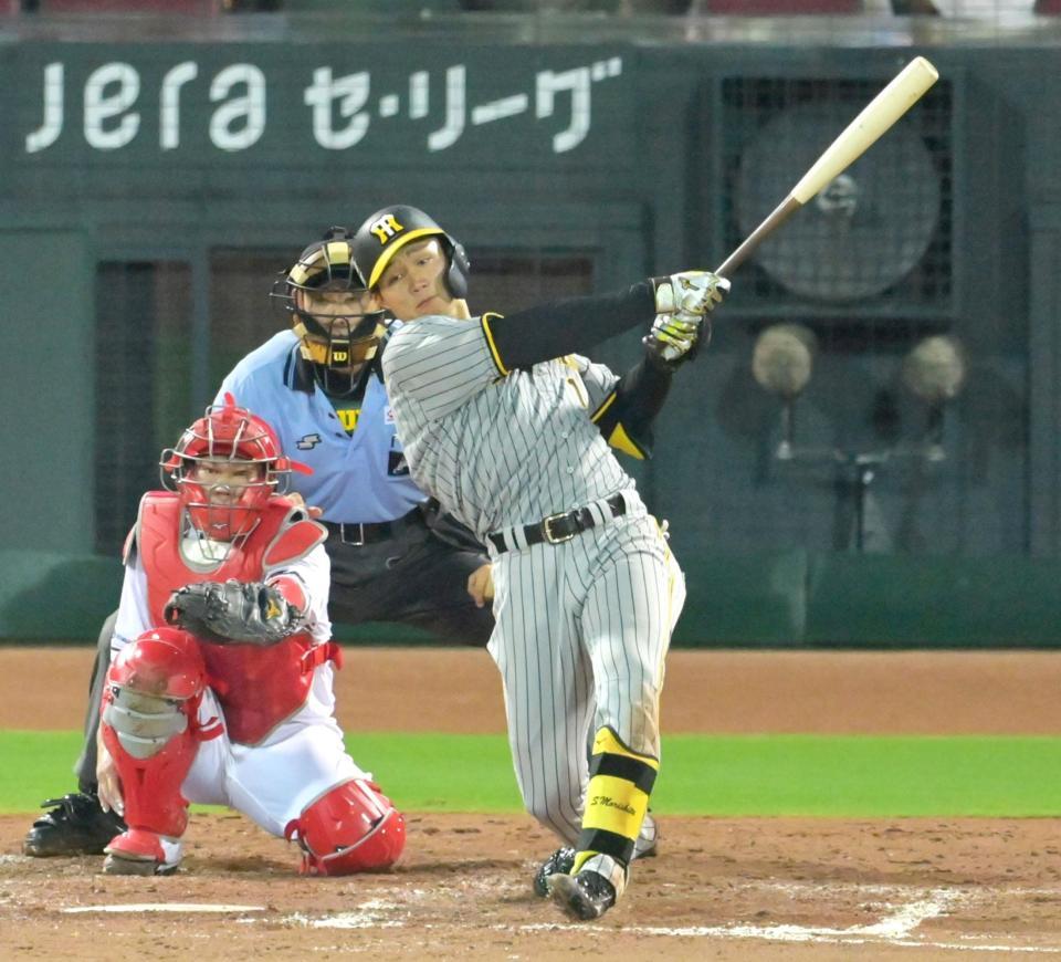 　８回、右前打を放つ森下（撮影・立川洋一郎）