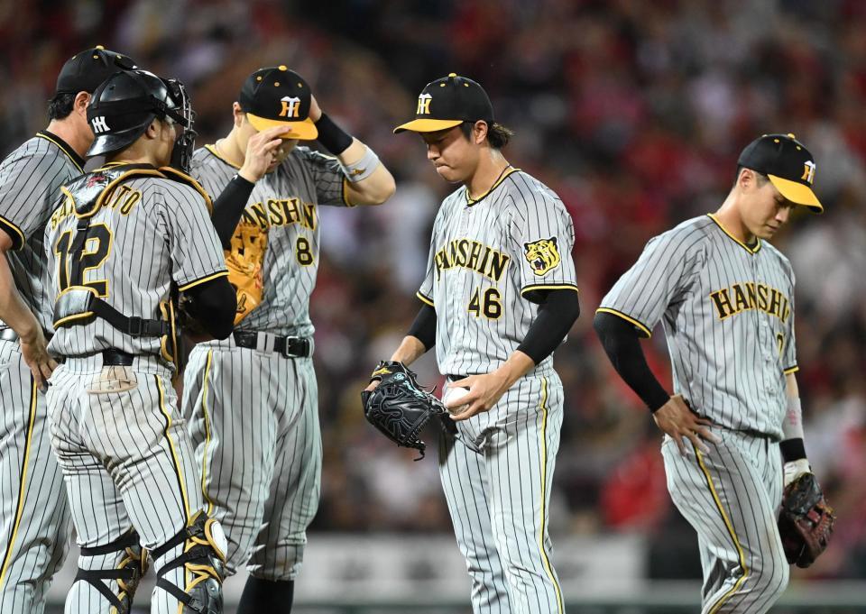 　６回、連続適時打で勝ち越しを許し、肩を落とす島本（右から２人目）＝撮影・田中太一