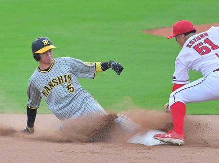 　１回表、二盗を決める近本（撮影・立川洋一郎）