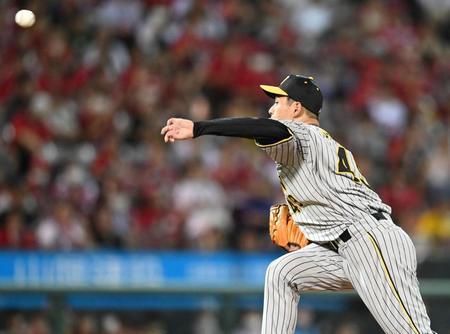 　５回、菊池に対してスローボールを投げる大竹（撮影・田中太一）