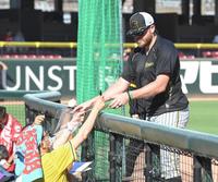 　ファンにサインをするビーズリー（撮影・高部洋祐）