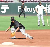 　試合前、岡田監督（右）が見守る中、サードでノックを受ける小野寺（撮影・高部洋祐）