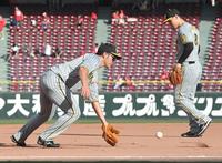 　試合前、佐藤輝（右）と共にサードでシートノックを受ける小野寺（撮影・高部洋祐）